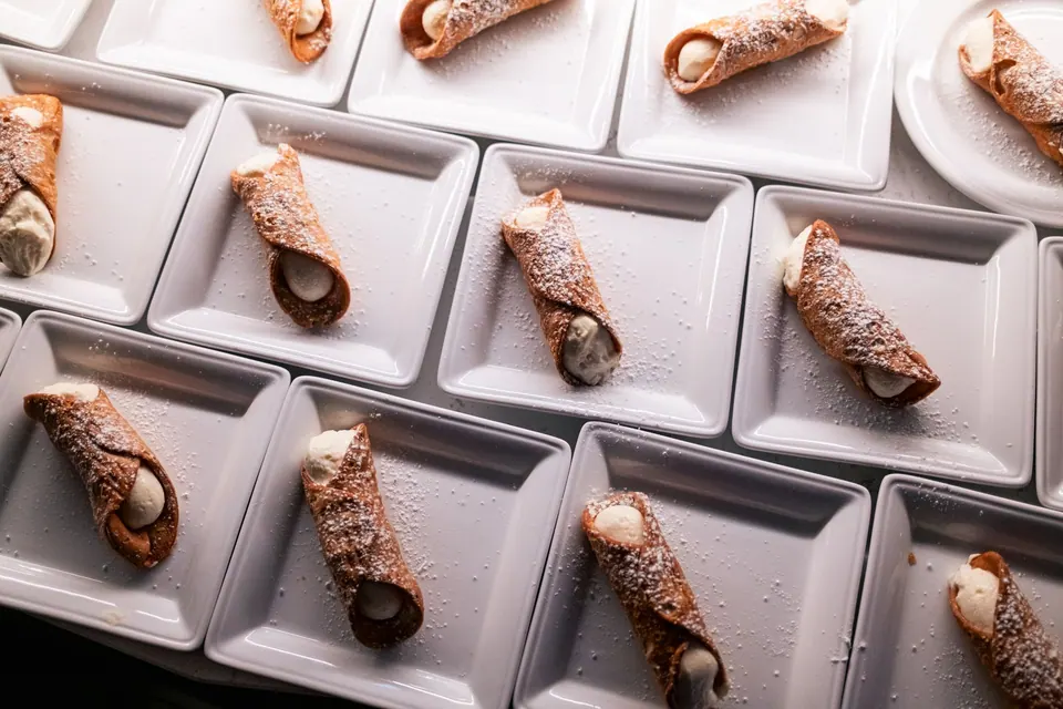 Cannoli einzeln auf weißen Tellerchen angerichtet