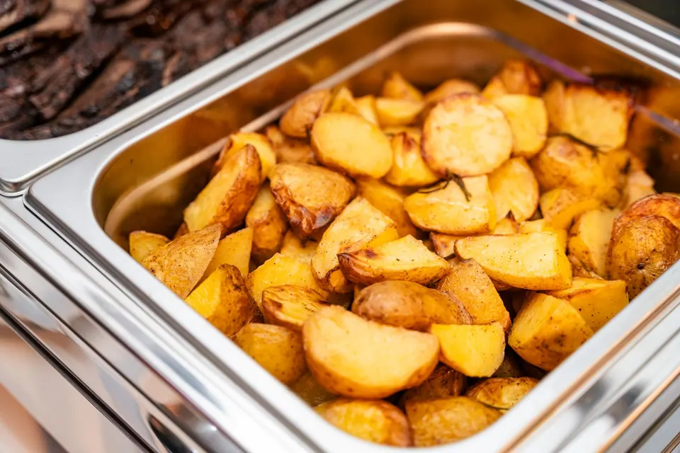 Goldbraune Ofenkartoffeln im Warmhaltebehälter