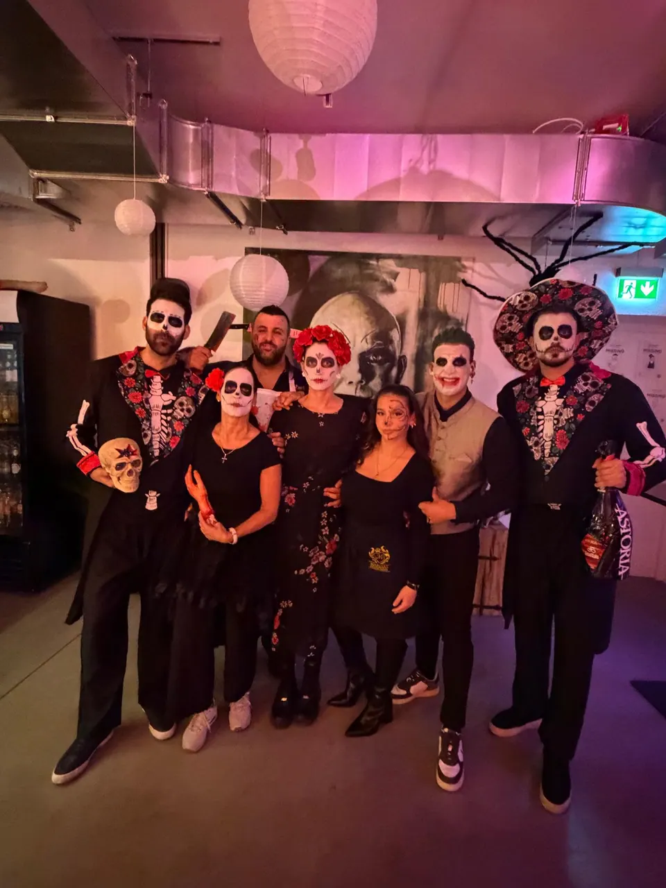 Das Team geschminkt und verkleidet beim Halloween-Abend