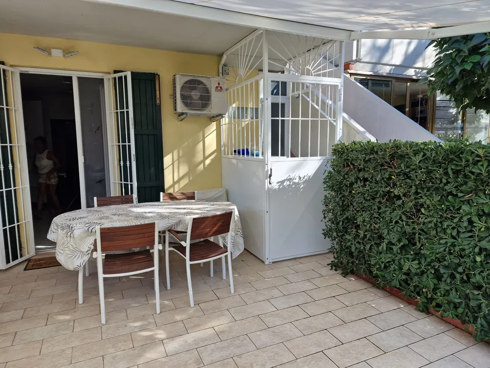 Eigene Terrasse mit Tisch, Stühlen und Zugang zur Wohnung