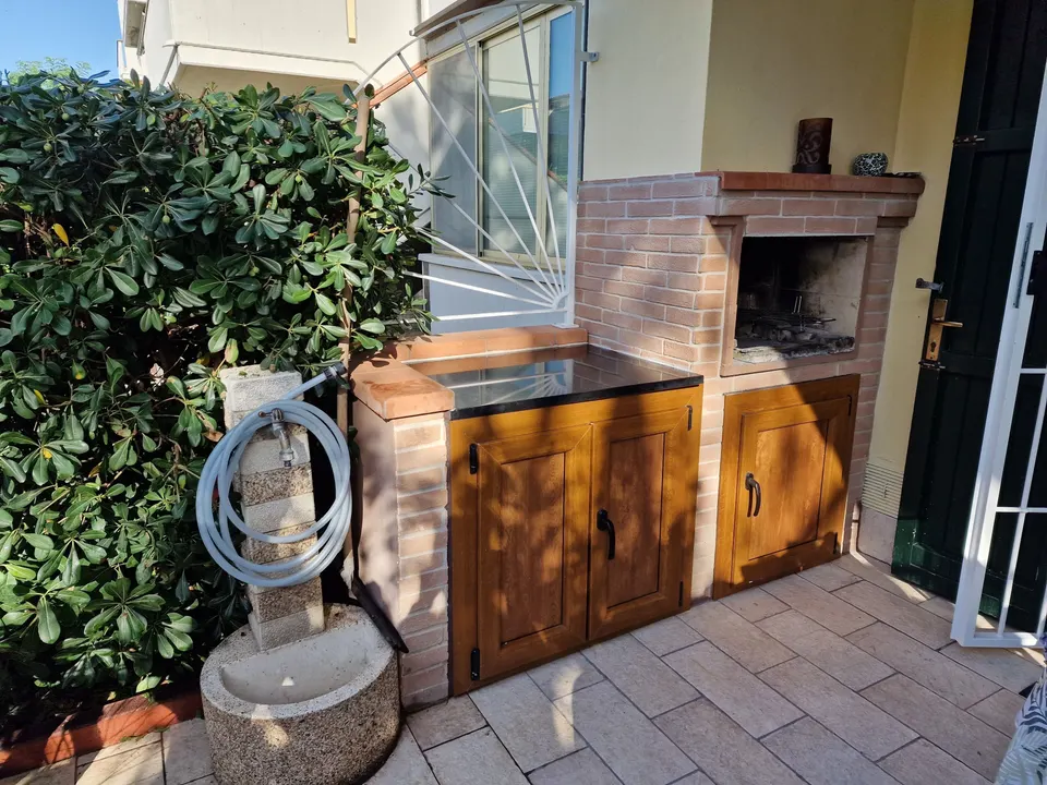 Gemauerter Holzkohle-Grillkamin auf der Terrasse