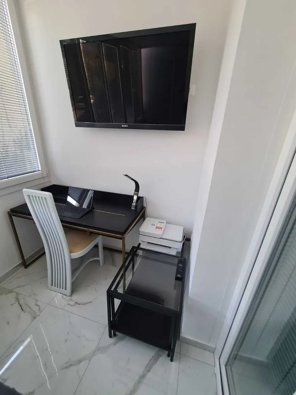 Arbeitsplatz mit Schreibtisch, Stuhl und Drucker
