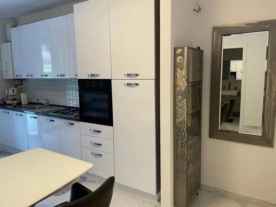 Küchenzeile mit Backofen und Kühlschrank