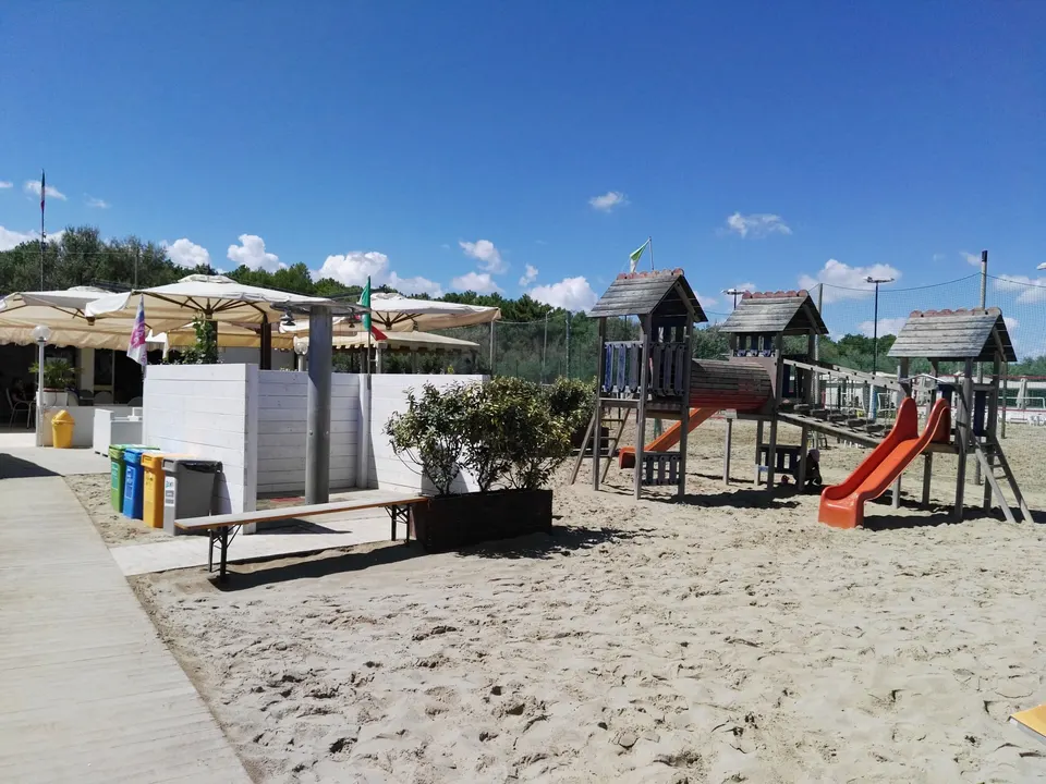 Kinderspielplatz am Strand von Marina di Ravenna, mit Sonnenschirmen