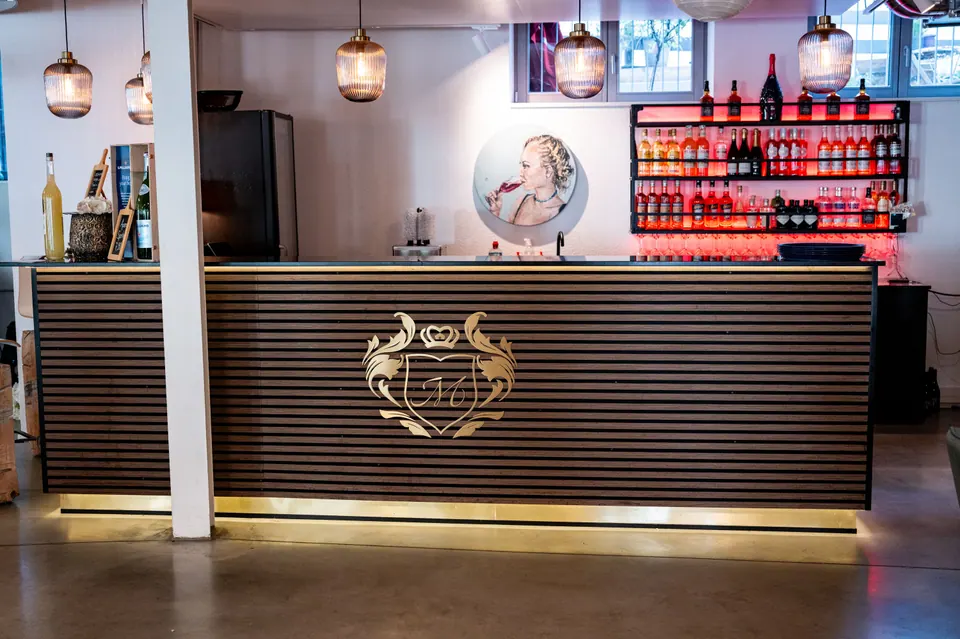 Die Bar mit dem goldenen Marisas-Wappen auf der Holzfront