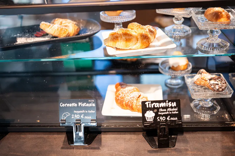 Cornetto Pistacchio und Tiramisu in der Vitrine, mit Preisschildern